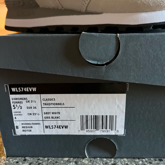 New Balance 574 size 5.5 - Picture 3 of 5